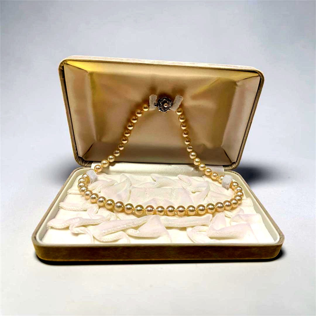 Akoya pearl necklace with 7mm pearls and a silver clasp measuring 46 cm in length