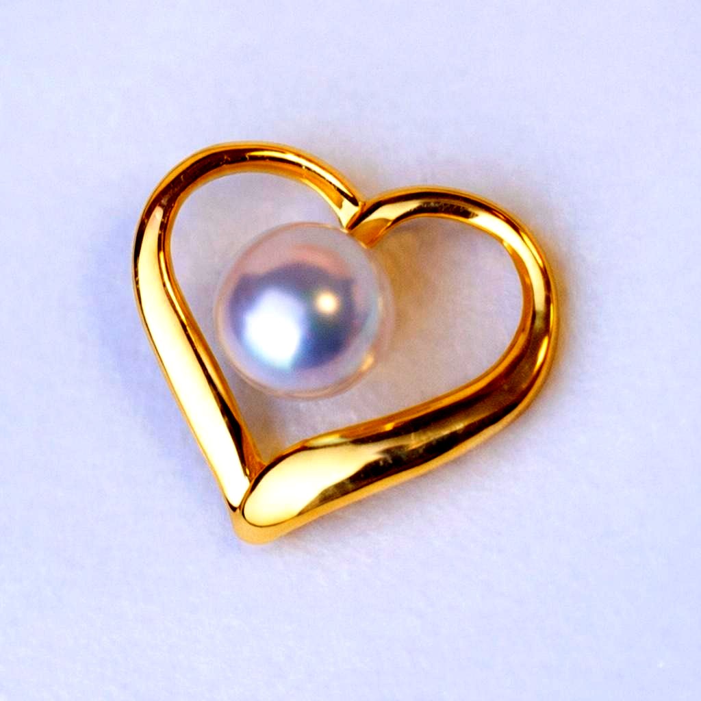 Law K18YG yellow gold heart pendant necklace with 5-5.5 mm Akoya pearl charm