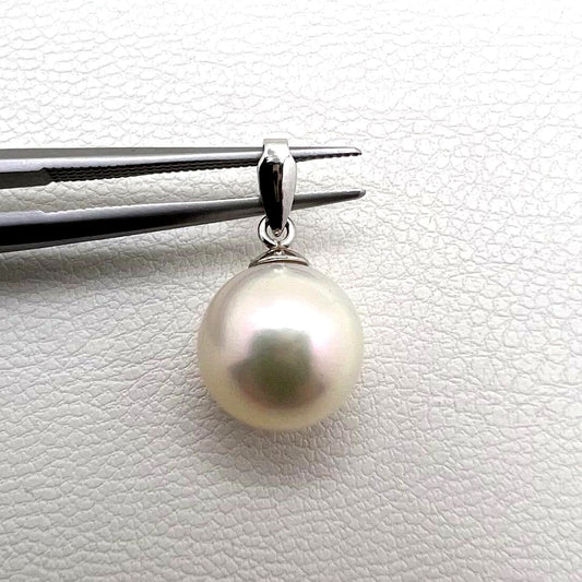 Platinum PT900 pendant top with a 9.1mm round Akoya pearl and 1.2mm width detail
