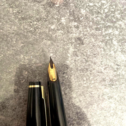 PILOT Elite fountain pen featuring 18K gold nib with black and gold body