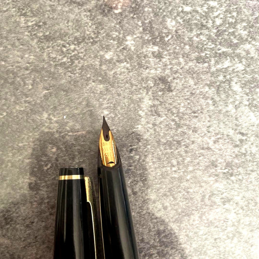 PILOT Elite fountain pen featuring 18K gold nib with black and gold body