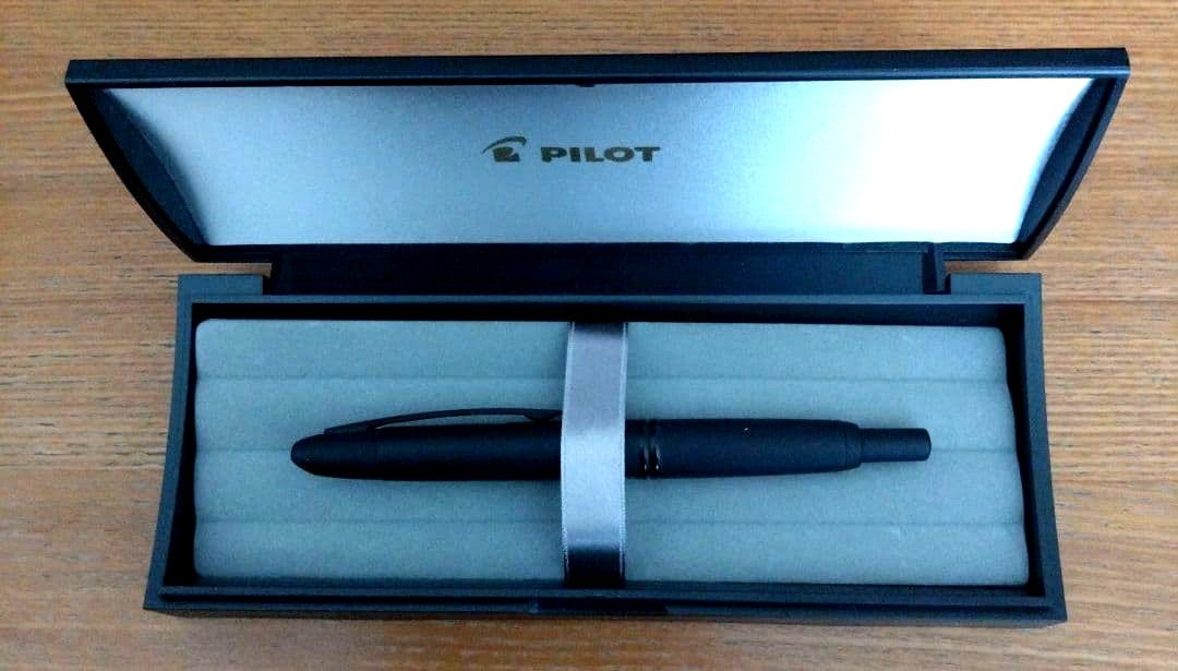 Pilot Fountain Pen Capless 0.5mm FC18SRBMF in Mad Black with dedicated case and accessories