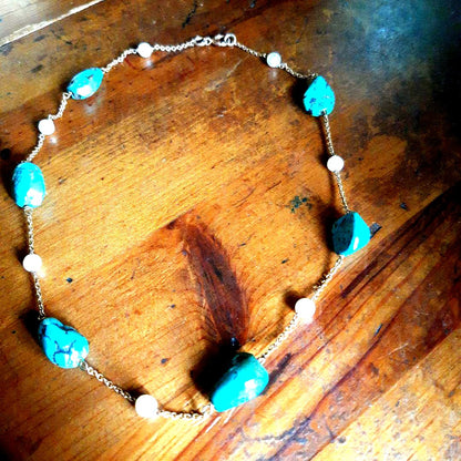 ajete Select Antique Necklace with 44cm gold chain, turquoise decoration, and pearl accents
