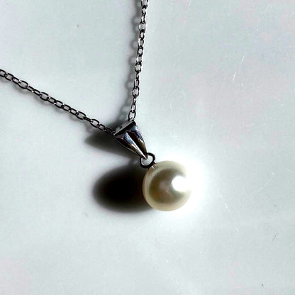 Akoya pearl necklace with 7mm pearls on 14k white gold and silver chain 40.5cm length