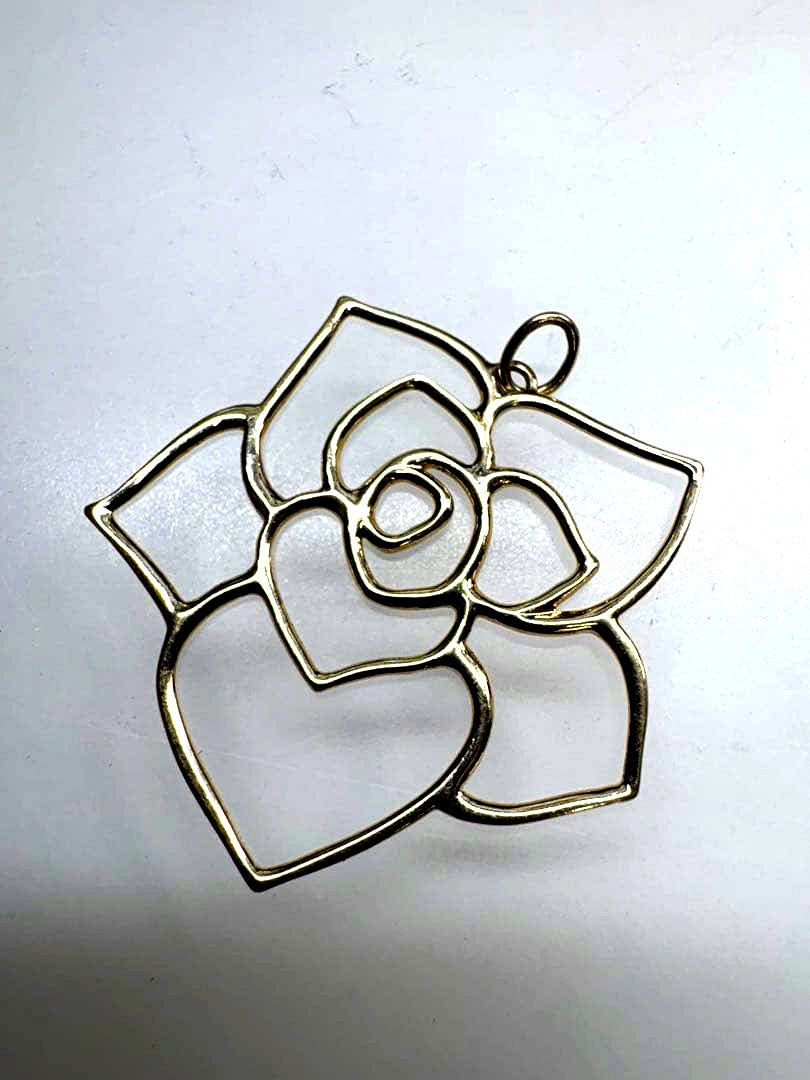 Agatu silver pendant in gold featuring rose and heart flower motif weighing 2.2 grams