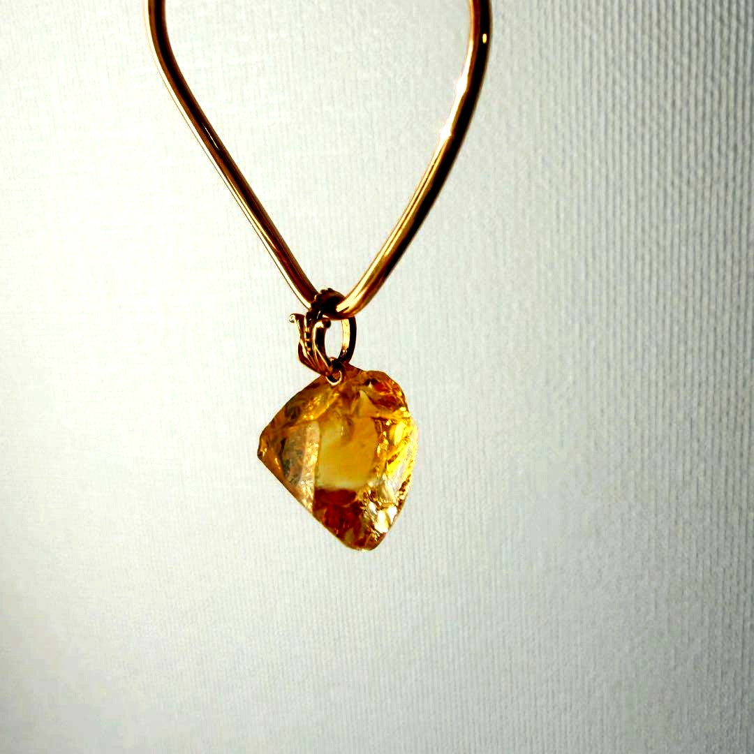 agete Agate K10 Citrine Charm with unique raw-like yellow gradient citrine stone and sparkling cut surfaces