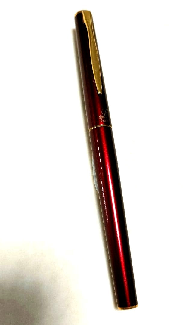 Pilot L model fountain pen in wine red with 14K gold clip and decorations, vintage used condition