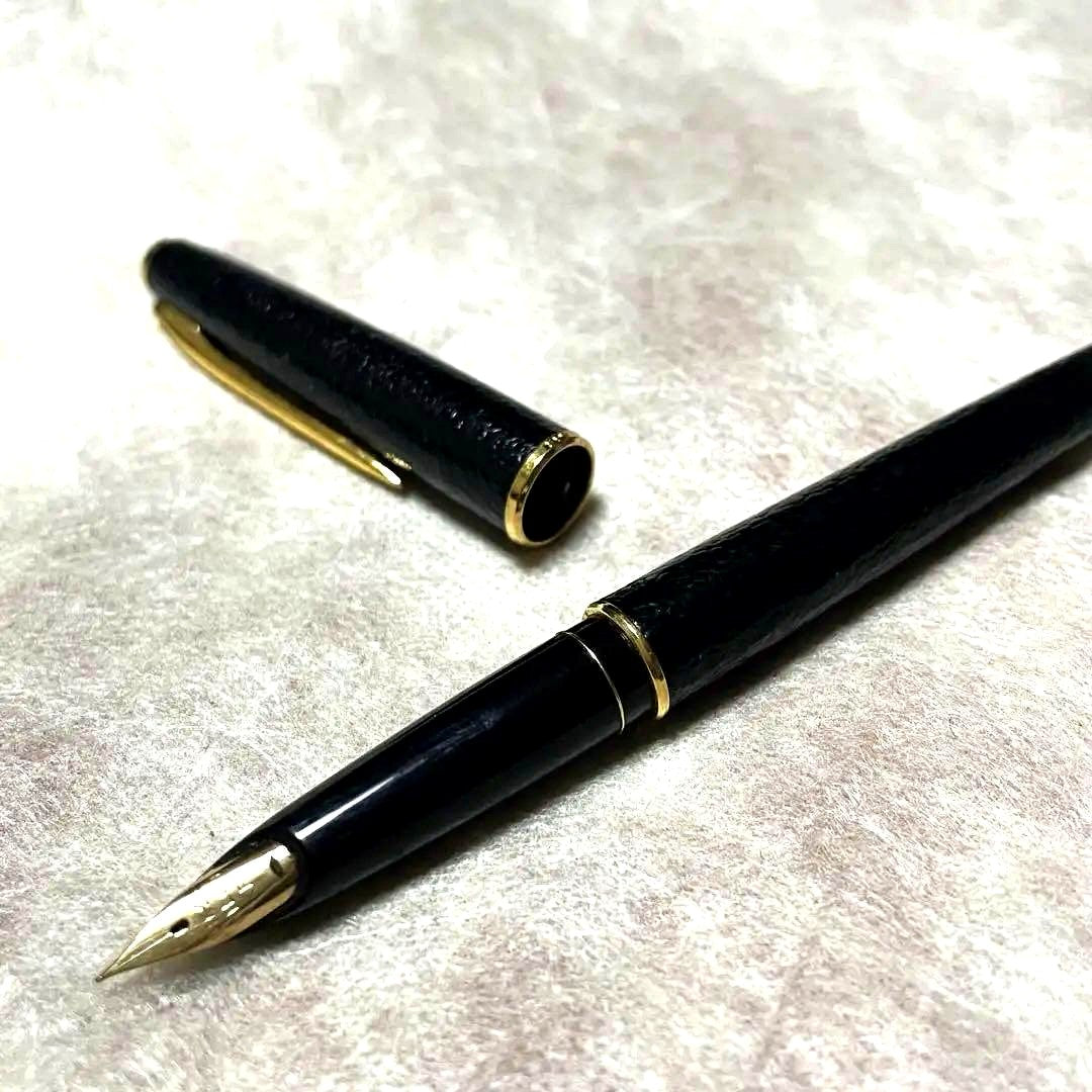 Used Pilot Fountain Pen Black 14k586 with 14k gold tip and black body, no case