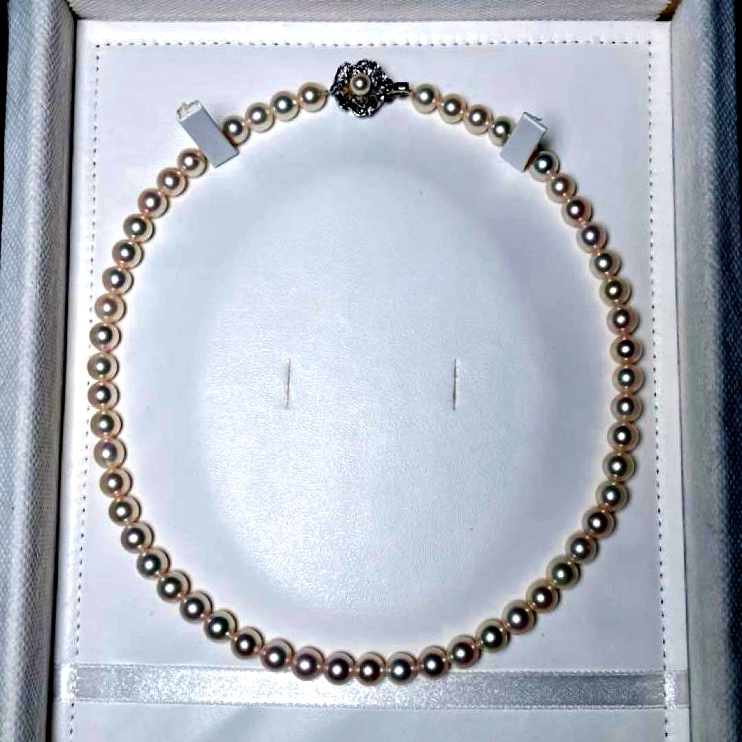 Akoya pearl necklace featuring round 7.0-7.4mm pearls with a 42 cm length