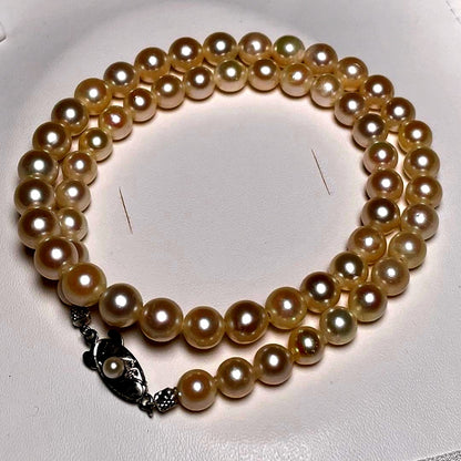 Natural-colored Akoya pearl necklace with 6.7 to 7.7 mm round white pearls and silver clasp, 44.5 cm long