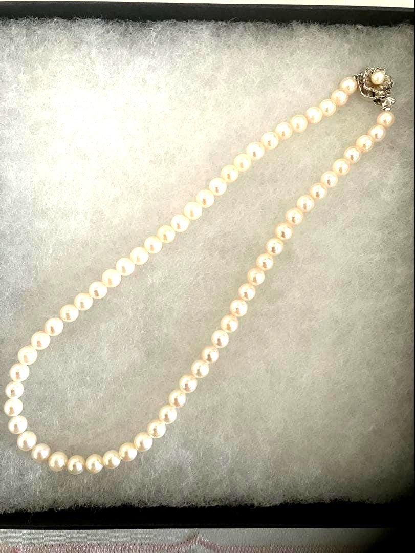 Akoya pearl necklace with white pearls featuring a subtle pinkish tone, 42 cm length, and 6.8 mm pearls