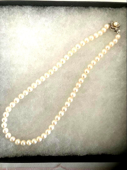 Akoya pearl necklace with white pearls featuring a subtle pinkish tone, 42 cm length, and 6.8 mm pearls