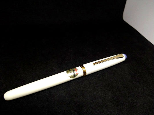 PILOT Fountain Pen Fine Point F in white color showing fine tip with vintage condition and packaging