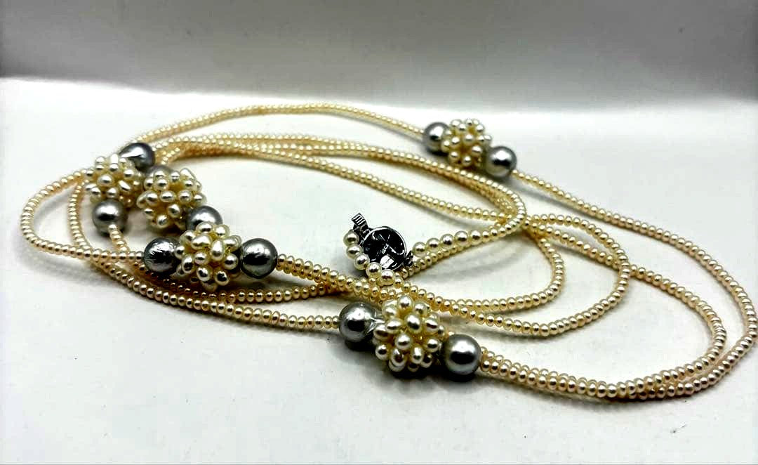 Long 140cm necklace with gray Akoya baroque pearls, baby freshwater pearls, Keshi pearls, and silver clasp
