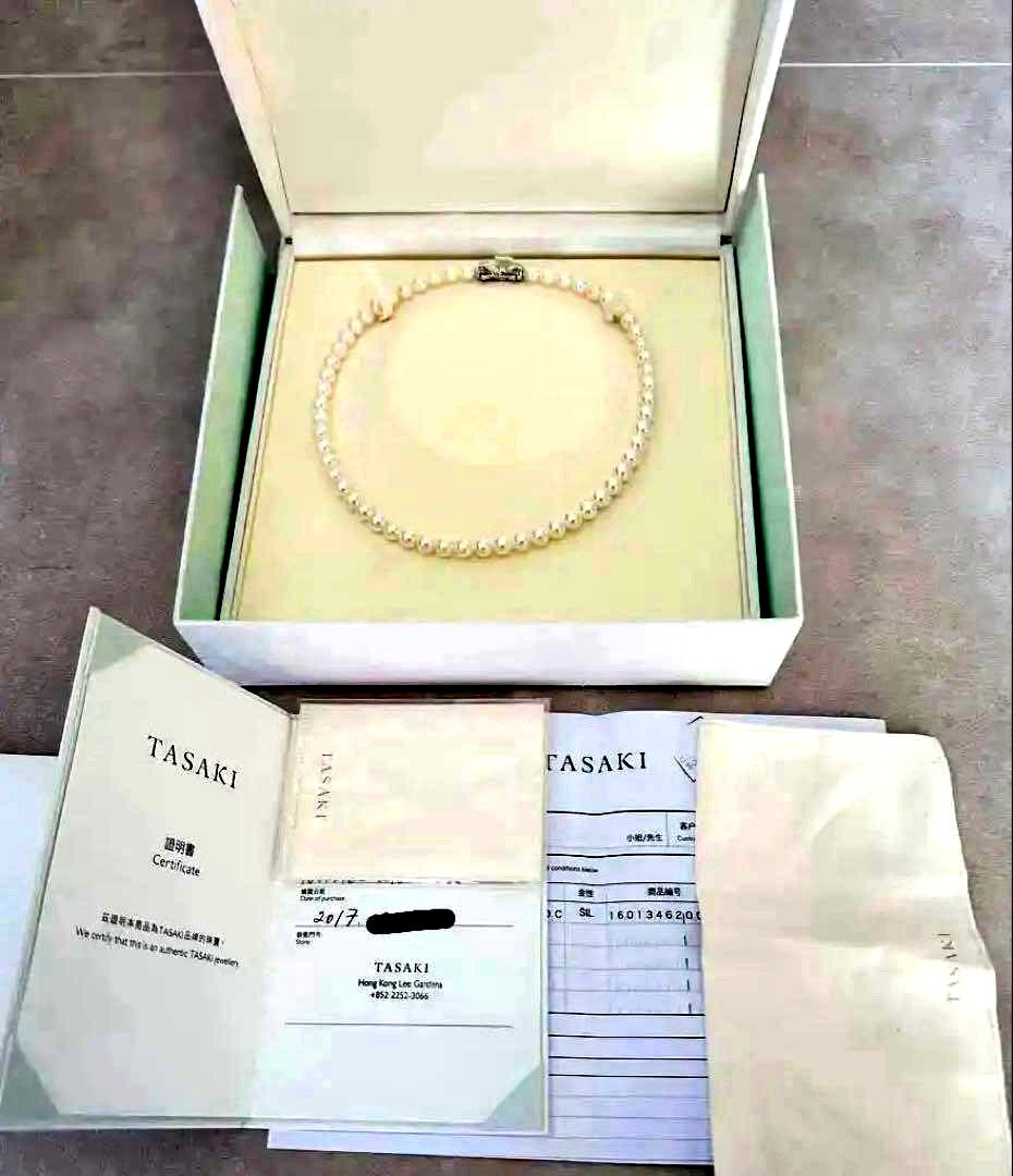 TASAKI Akoya Pearl Necklace 42cm with 7.5mm white pearls laid flat