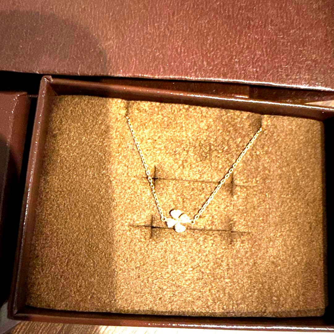 agete Clover bracelet made of K18 gold featuring a 0.05ct diamond and flower motif