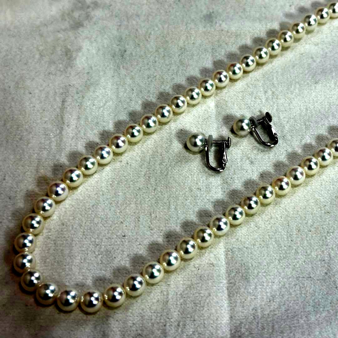 Akoya pearl necklace and matching earrings with white pearls and silver 925 necklace clasp and 14K white gold screw-back earrings