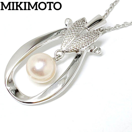 MIKIMOTO pearl necklace pendant in silver with 40.5 cm chain on white background
