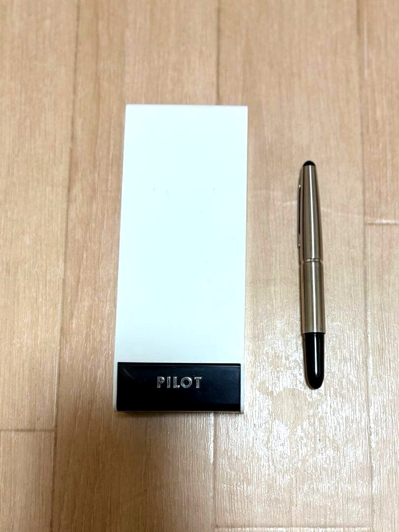 New PILOT Fountain Pen made of 14K 585 gold with sleek design and polished finish