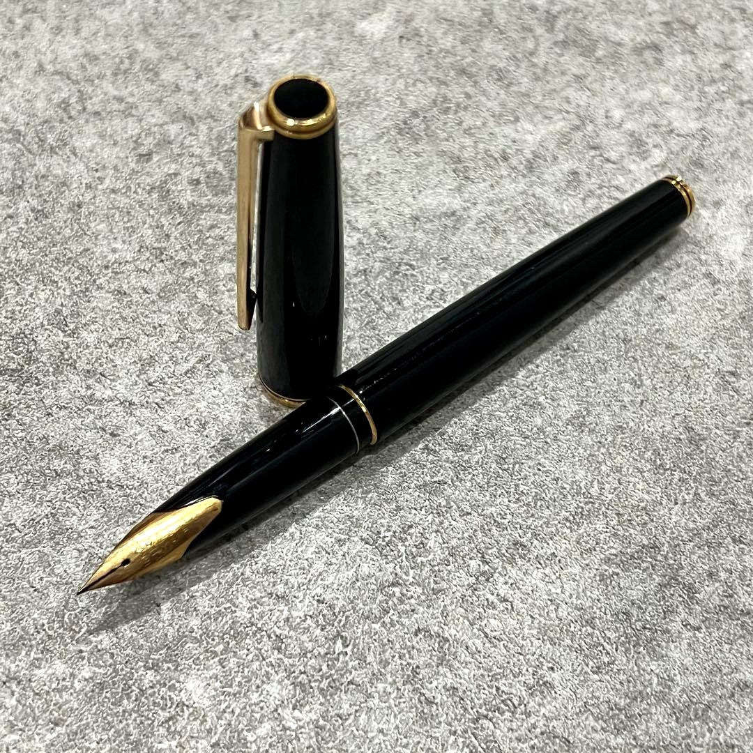 Pilot 18K nib fountain pen model H276 with fine gold nib and black body featuring gold-colored fittings and cap style design