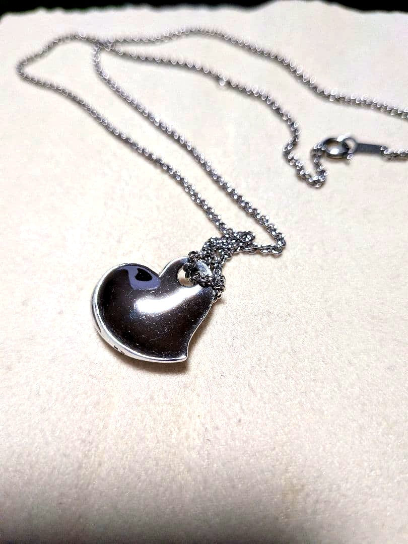 MIKIMOTO heart-shaped silver pendant necklace with 45 cm chain on white background
