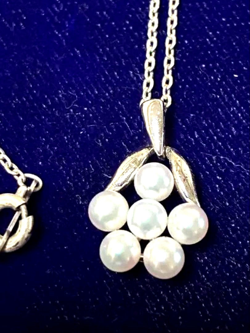 MIKIMOTO Baby Pearl Necklace featuring 6 pearls and a flower-arrange pendant on a 40cm chain