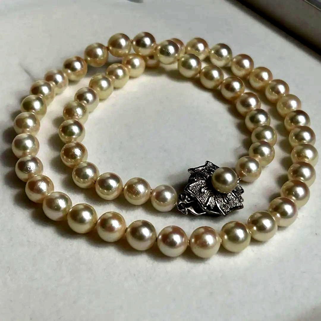 Aoya Pearl Necklace featuring round 7.0-7.5mm pearls on a 43cm strand weighing 31 grams