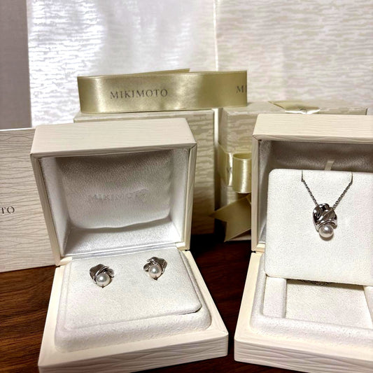 New Mikimoto elegant pearl necklace and matching silver earrings set