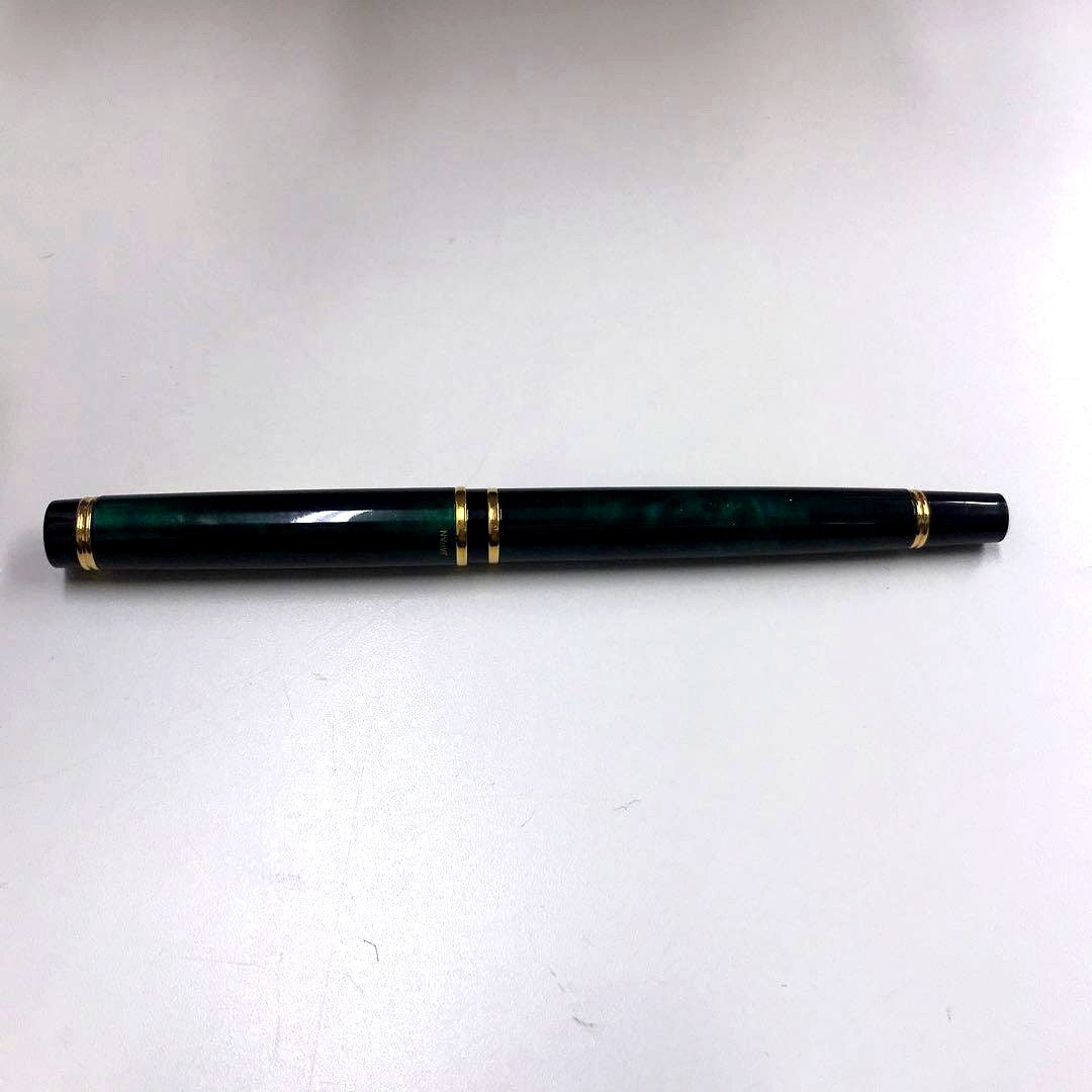 Pilot Fountain Pen model 14K-585 with green marble body and 14K gold nib shown as pictured