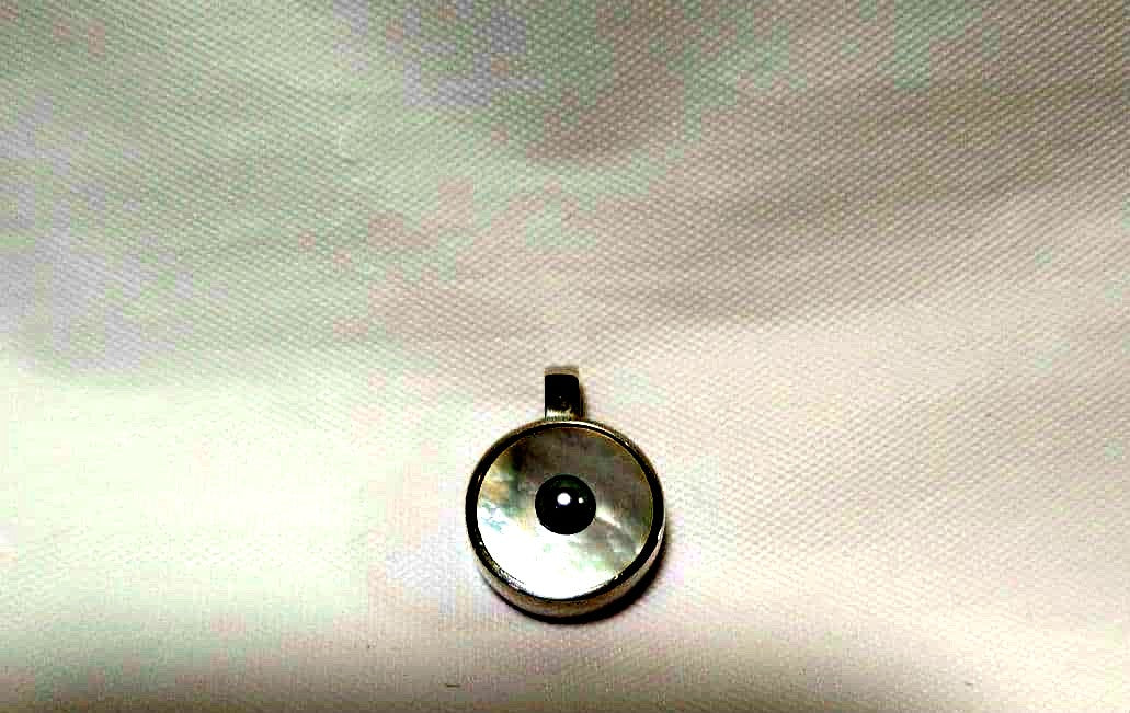 agete SV charm with white mother-of-pearl and gray freshwater pearl on a white background