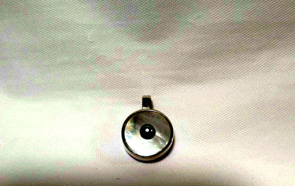 agete SV charm with white mother-of-pearl and gray freshwater pearl on a white background