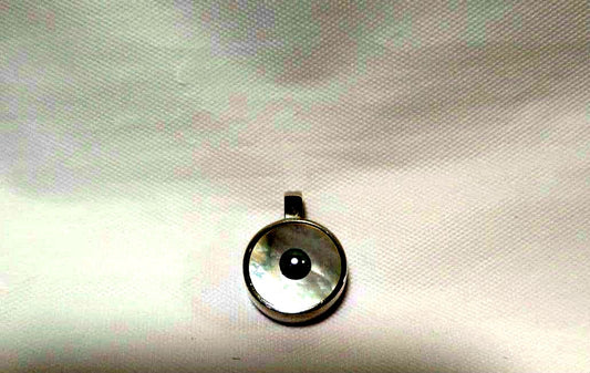 agete SV charm with white mother-of-pearl and gray freshwater pearl on a white background