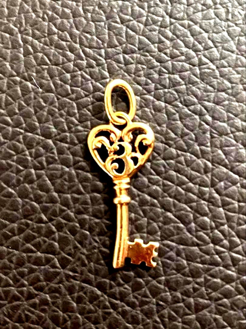 Agate K10 gold pendant top featuring a key motif in gold color
