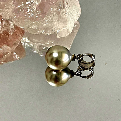 Akoya pearl natural pendant top with 8.0-8.5 mm pearl and silver Viking bight