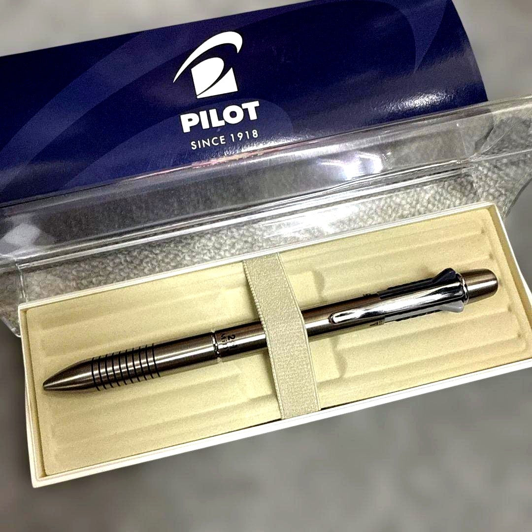 Pilot 2-color ballpoint pen in black and red with a 0.5mm mechanical pencil 2+1 midi in blue casing
