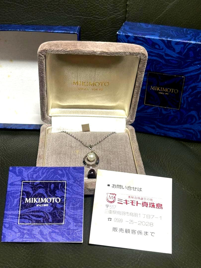 Mikimoto Pearl Silver Necklace from 1992-1993 displayed with box and card