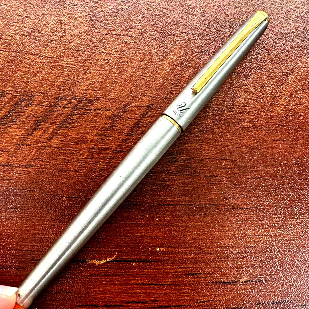 Showa Retro Pilot Fountain Pen with 14K 585 fine tip, red barrel, and gold cap, length 13.5 cm