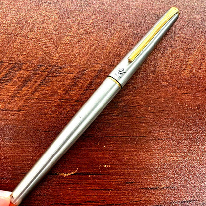 Showa Retro Pilot Fountain Pen with 14K 585 fine tip, red barrel, and gold cap, length 13.5 cm