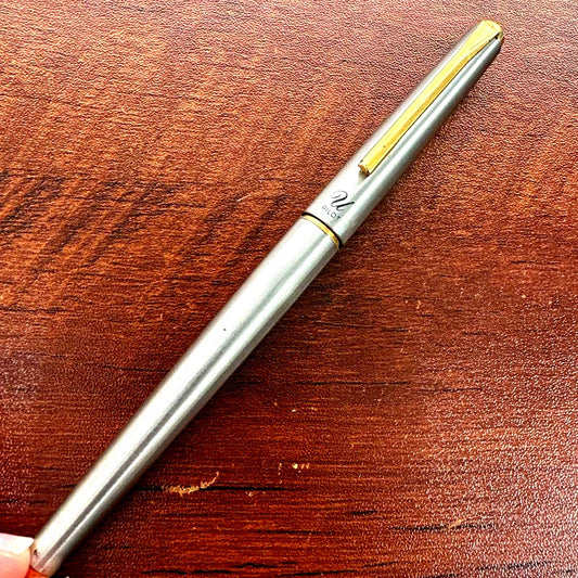 Showa Retro Pilot Fountain Pen with 14K 585 fine tip, red barrel, and gold cap, length 13.5 cm