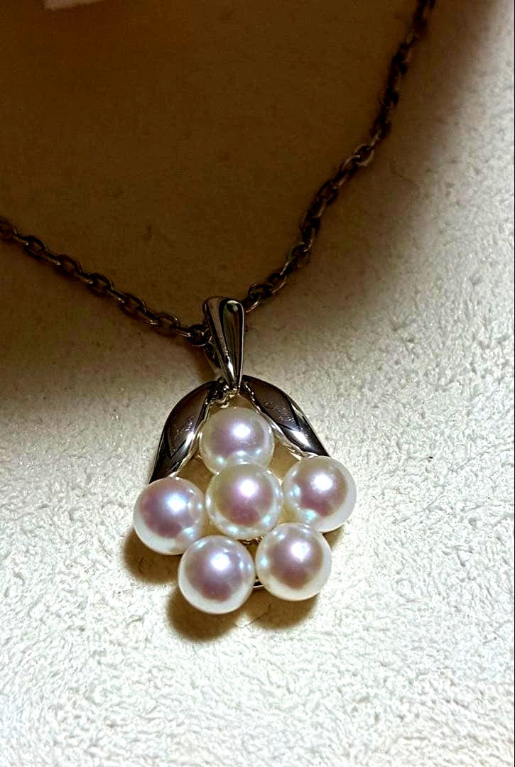 MIKIMOTO Pearl Necklace with silver material and incised silver case shown on white background