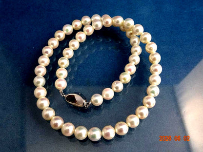 Akoya pearl necklace featuring 7.5-8 mm pearls on a 43 cm strand with silver one-touch clasp