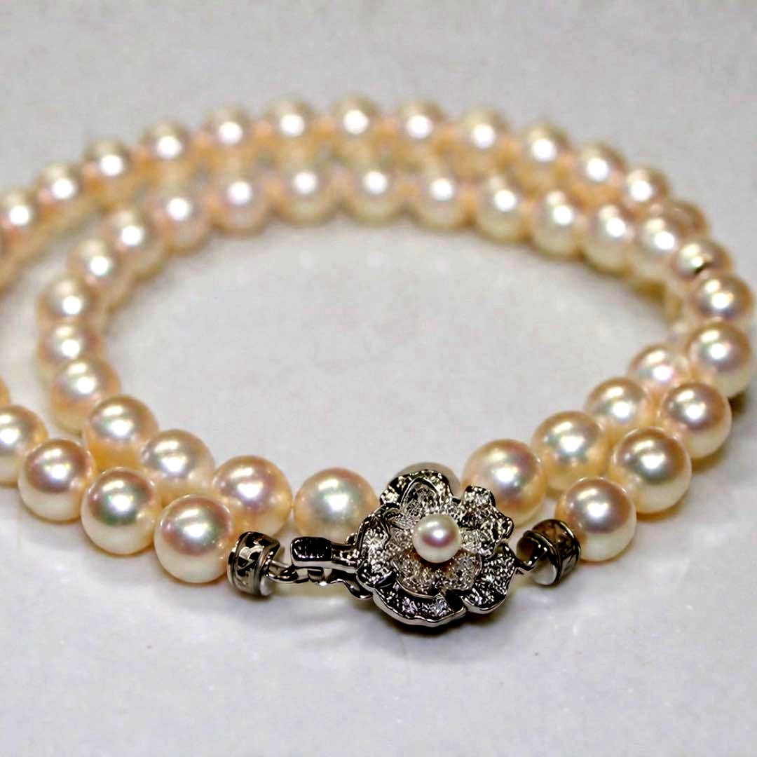 Akoya pearl necklace with 7.4-7.7mm pearls on silver chain, 46 cm length, displayed with box and guarantee card