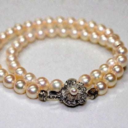 Akoya pearl necklace with 7.4-7.7mm pearls on silver chain, 46 cm length, displayed with box and guarantee card