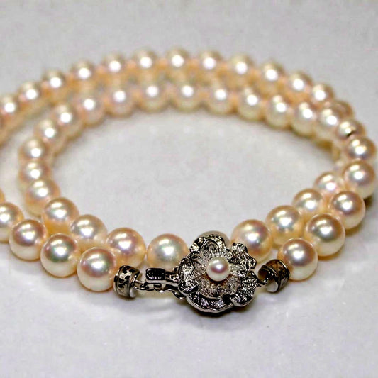 Akoya pearl necklace with 7.4-7.7mm pearls on silver chain, 46 cm length, displayed with box and guarantee card