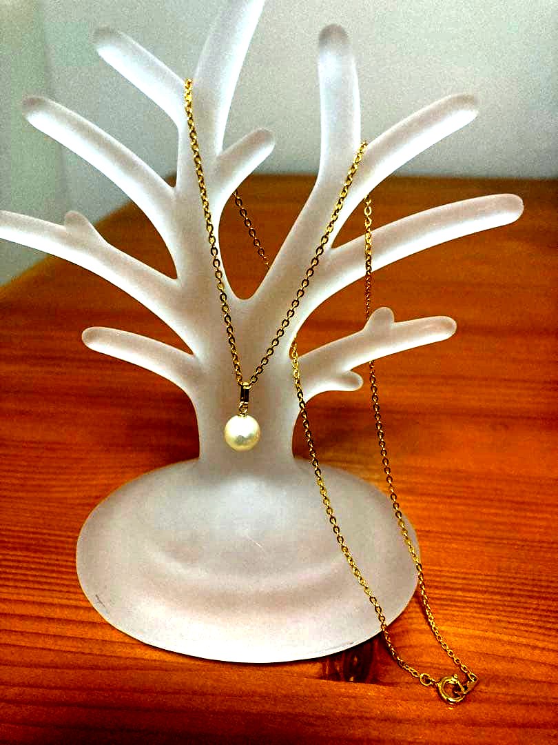Gold chain necklace with 7.5mm Akoya pearl pendant and K18 pendant top on a 40cm length chain