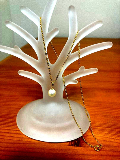 Gold chain necklace with 7.5mm Akoya pearl pendant and K18 pendant top on a 40cm length chain