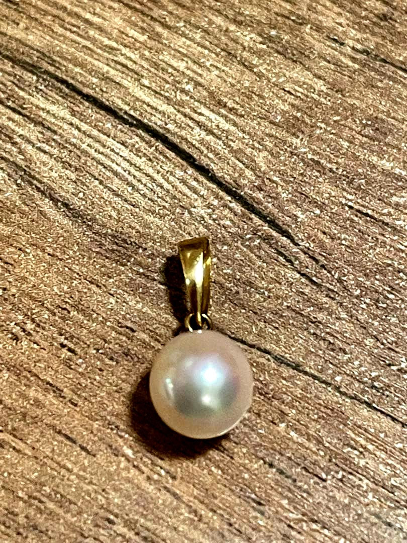 K18 18 karat gold pendant top with a genuine Akoya pearl of 7mm or more
