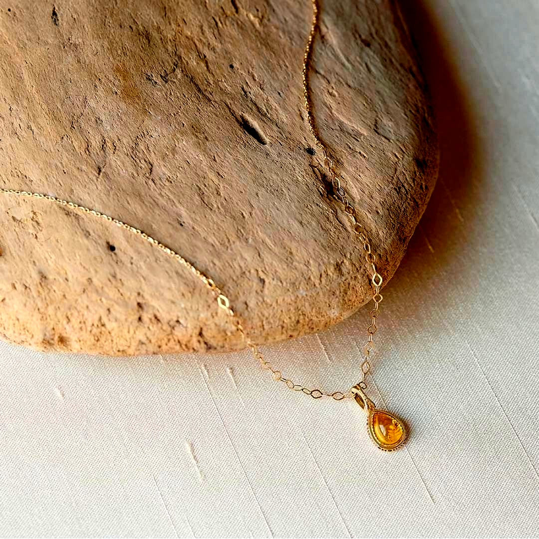 agete K10 Amber Necklace with 40 cm chain featuring warm amber pendant