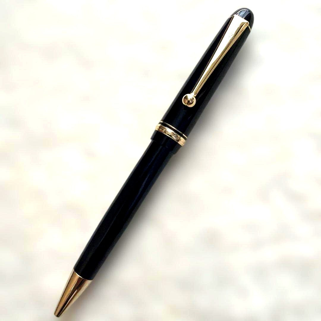 PILOT Custom oil-based ballpoint pen in black and gold with sleek design