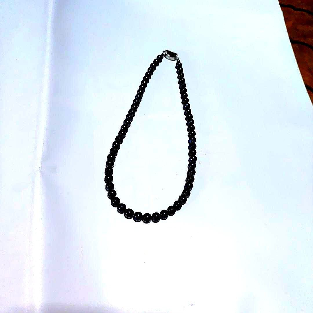 Akoya pearl necklace with blue-black pearls 6.5 to 7 mm and silver S925 clasp on white background